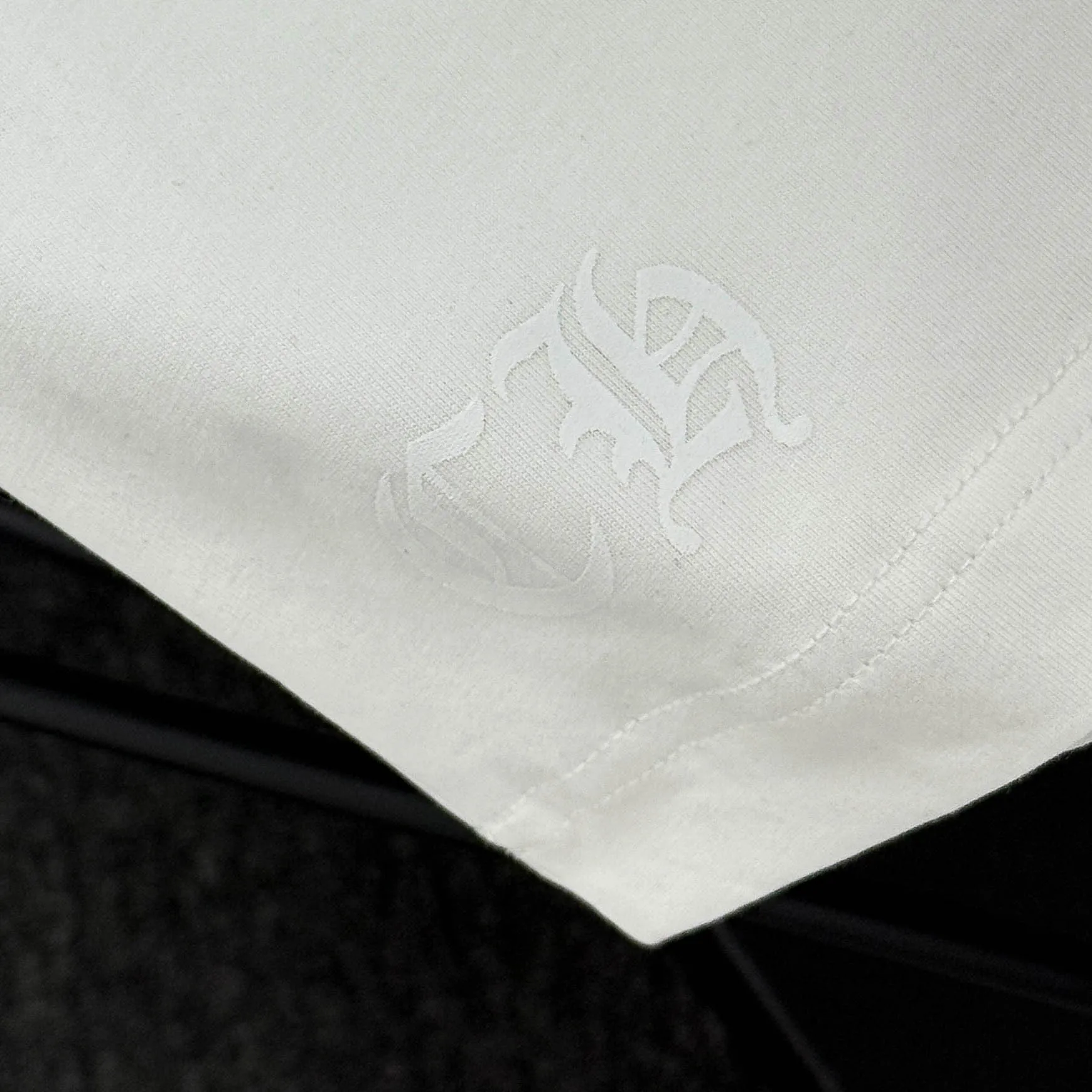 P170 Chrome Hearts 25 high-end versions. The fabric is made of 300 grams of high-density pure cotton. It does not deform or shrink. It has three labels. It is the same style for men and women. Technology: suede foaming + digital printing. Color: white, black. SIZE: S-XL.